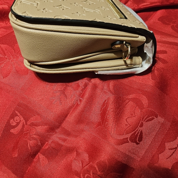 Elegant Biege/Taupe Crossbody Purse - Picture 3 of 8